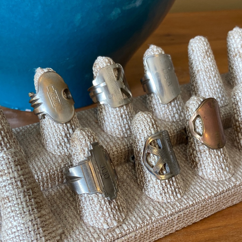 Lot of 6 Key Rings and Display‎ Stand